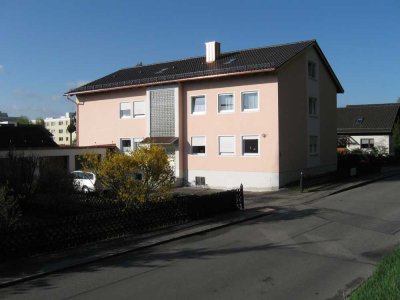 Zwei-Zimmer DG Wohnung mit Einbauküche und Stellplatz