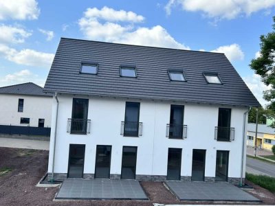 Erstbezug: Ansprechende 6-Raum-Doppelhaushälfte mit geh. Innenausstattung und EBK