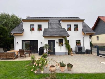 Neuwertiges 5-Zimmer Einfamilienhaus mit Carport Wärmepumpe uvm.