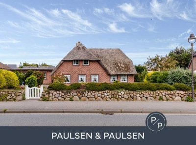 Schönes Reetdachhaus mit Nebengebäude und Garage auf großem Grundstück in Tinnum