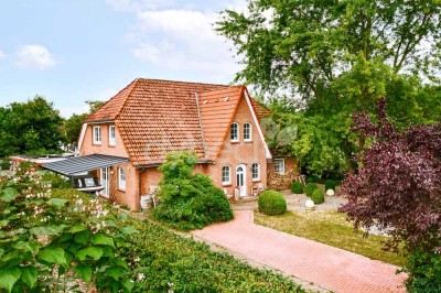 Wohnen am Wasser – Modernisiertes Friesenhaus mit Einliegerwohnung direkt an der Elbe.