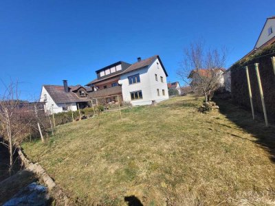 Große, sonnige 4 Zimmer-Wohnung mit überdachten Balkon und ca. 350 qm eigenem Garten!  Sofort frei !