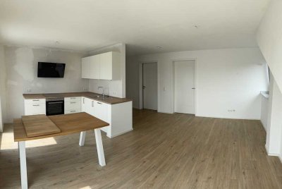 hochwertig ausgestattete 2-Zimmer-Dachgeschosswohnung mit offener Küche und Balkon