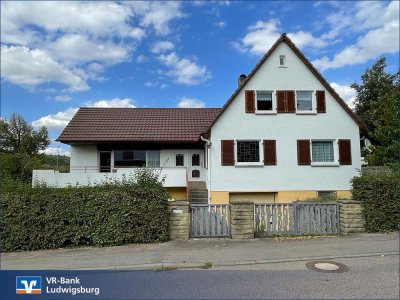 Freistehendes, geräumiges Einfamilienhaus mit Nebengebäuden und großem Grundstück  in bester L