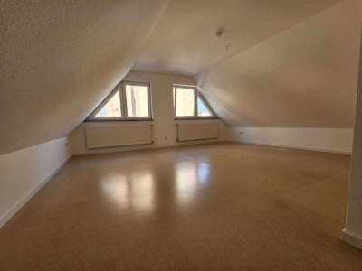 Frisch renovierte 1-Zimmer-Dachgeschosswohnung im Herzen von Friedberg – frei ab 01.09.2025