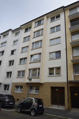 Großzügig geschnittene 2 Zimmer Wohnung mit Essküche