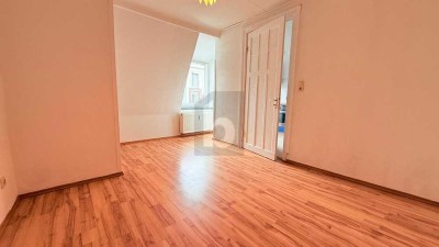 KOMPAKTES ZUHAUSE ÜBER DEN DÄCHERN VON ALTONA