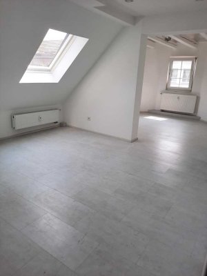 IMMOKONZEPT-NIEDERRHEIN:  Ausgefallene Dachgeschosswohnung mit Stellplatz in zentrumsnaher Lage.....