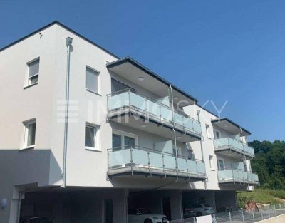 Neuwertige 3-Zimmer Wohnung - großer Wohnbereich - Balkon - Parkplatz