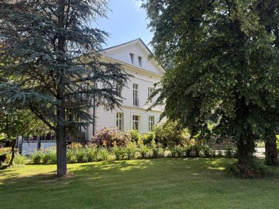 Attraktive und gepflegte 3,5-Zimmer-Hochparterre-Wohnung im Altbau mit Balkon in Lüdenscheid