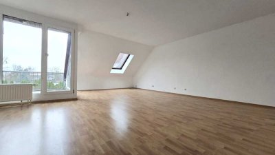 Sonnige, schöne 2,5 Zi. Terrassen-Wohnung mit separater Wohnküche, Dachboden, Allg. Stellplätze