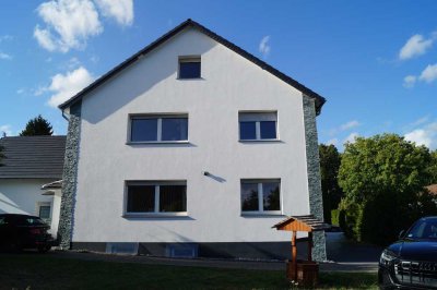Zweifamilienhaus mit Anbau und Carport in Lage