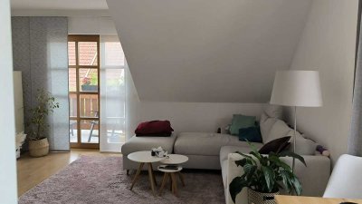 Traumhafte Dachgeschoßwohnung mit drei Zimmern und Balkon - kurzfristig frei