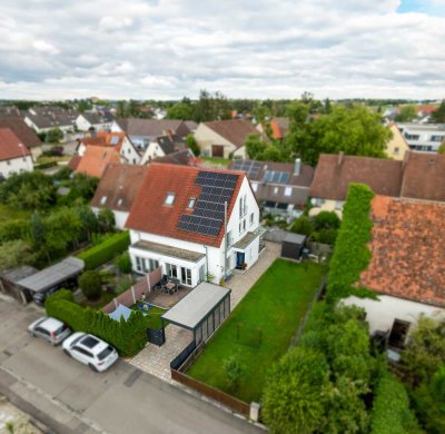 CHARMANTE DOPPELHAUSHÄLFTE MIT PV-ANLAGE UND SPEICHER IM HERZEN VON LANGENAU