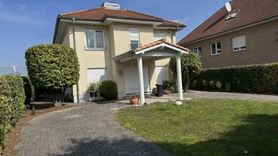 Freistehendes hochwertiges Einfamilienhaus mit 2 Garagen in Köln-Müngersdorf
