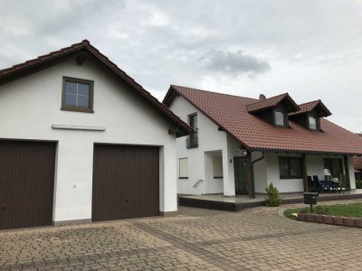 Einfamilienhaus Doppelgarage und Garten