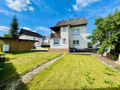 Freundliches Einfamilienhaus mit 6 Zimmern,  Garten, Loggia und Carport, schön gelegen in Geisig
