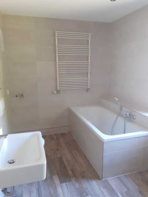 ERSTBEZUG NACH SANIERUNG! 3R-Wohnung mitten im Grünen, ca. 80 m², Stellplatz (EBK)