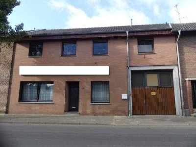 Zweifamilienhaus mit Werkstatt und Lager auf großem Grundstück