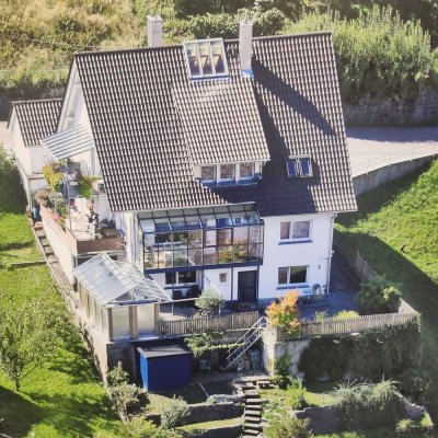 Zweifamilienhaus mit ELW in herrlicher Aussichtslage.........
