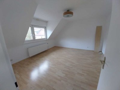Schöne, helle 2,5-Zimmer-Dachgeschosswohnung mit Küche in Dossenheim - Mietvertrag für 1,5 Jahre