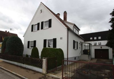 Familienfreundliches Ein- oder Zweifamilienhaus mit Garage in ruhiger Lage