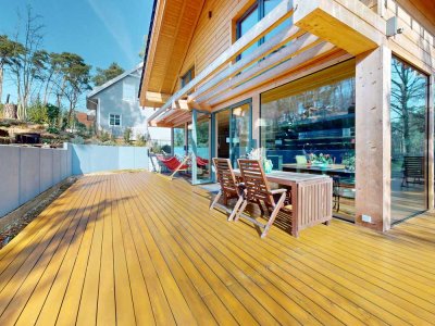 Wohlfühlatmosphäre auf zwei Ebenen: Licht, Holz und natürliche Materialien