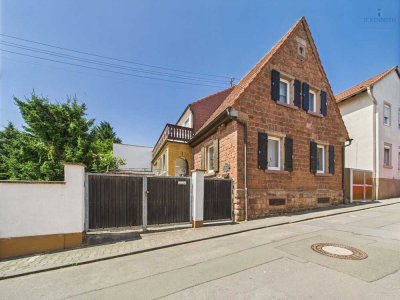 **Idyllisches Einfamilienhaus mit tollem Gartenbereich (Baufläche!), Garage, uvm. - ruhige Lage!**