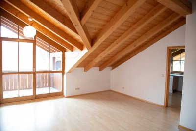 Exklusive, gepflegte 3-Raum-DG-Wohnung mit Balkon und Einbauküche in Bernau am Chiemsee