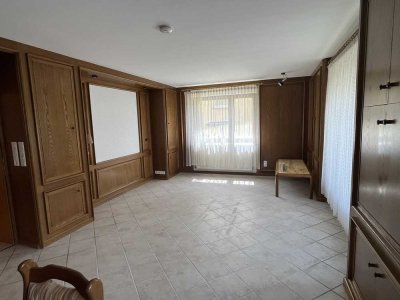 4,5-Zimmer-teilmöblierte Hochparterre-Wohnung mit EBK in Stuttgart-Wangen
