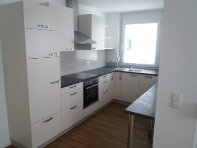 Stilvolle, neuwertige 2,5-Zimmer-Erdgeschosswohnung mit Balkon und EBK in RV-Oberzell