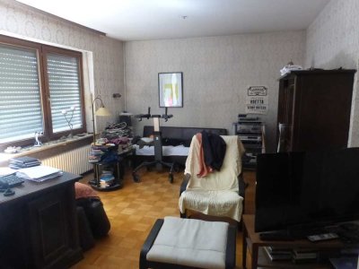 Doppelhaushälfte mit Renovierungsbedarf in guter Lage