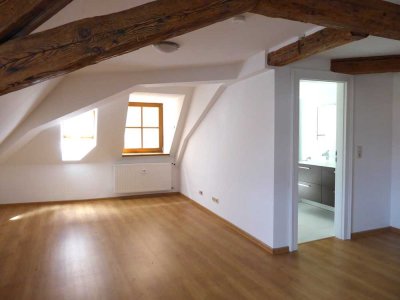 Zentrale Altstadt 3-Zimmer Dachgeschoss Wohnung mit Einbauküche
