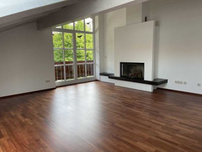 Exklusive 3,5 Zimmer Dachgeschoss Wohnung in ruhiger Lage mit unverbaubaren Bergblick