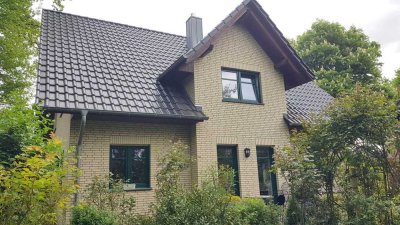 Großes Einfamilienhaus mit kleinem Garten