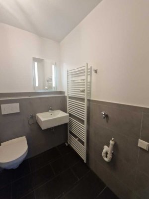 Nachmieter gesucht! Gut geschnittene Wohnung mit zwei Balkonen und Einbauküche.