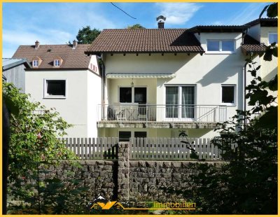 Lichtdurchflutete Haushälfte mit Balkon, Terrasse und kleinem Garten in zentraler Lage von Durach