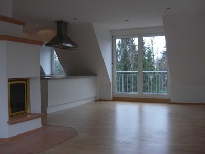 Exklusive 3-Raum-Maisonette-Wohnung mit luxuriöser Innenausstattung mit Balkon und EBK in Nürnberg