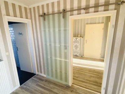 3 Zimmer Wohnung: EBK,Balkon+Markise, Tageslichtbad mit Badewanne + Dusche, Keller, PKW-Stellplatz