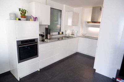 Exklusive 3 Zi. Wohnung mit EBK, Aufzug, DU/WA sowie großer 36m² Terrasse in Herrenberg, WM: 1.620€