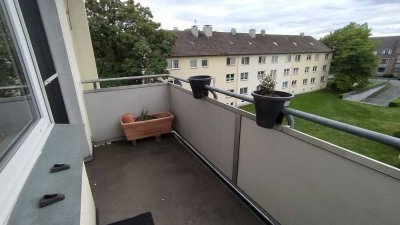 Helle, renovierte 2-Zimmer-DG-Wohnung mit Balkon