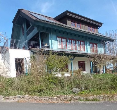 Idyllisches Blockhaus im Grünen mit Einliegerwohnung, Garage und großem Grundstück, Energieausweis C