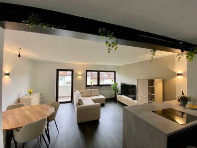 Frisch sanierte, lichtdurchflutete Wohnung mit Balkon