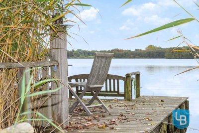 Auf dem eigenem Steg sitzen und die Welt vergessen – der Stocksee lädt zum Träumen ein