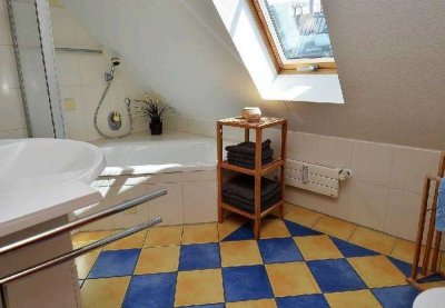 Stilvolle möblierte 3-Zimmer-DG-Wohnung mit Dachterasse in Augsburg