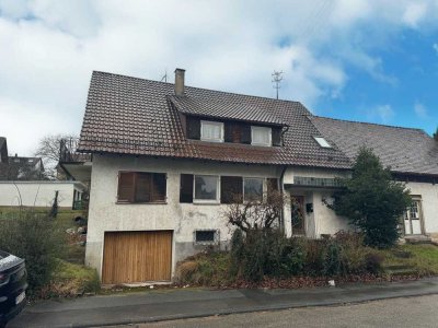 Sanierungsbedürftiges Zweifamilienhaus mit einer großzügigen Werkstatt