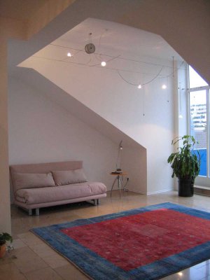 Geschmackvolle, gepflegte 4-Raum-Dachgeschosswohnung mit geh. Innenausstattung mit Balkon und EBK