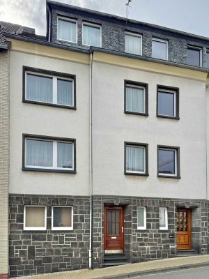 3 Wohnungen, DOPPELGARAGE, Garten, zentrale Lage