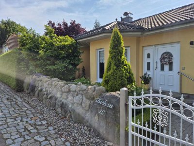 Leben mit Stil und Geborgenheit – gepflegter Bungalow mit Wintergarten und Kamin