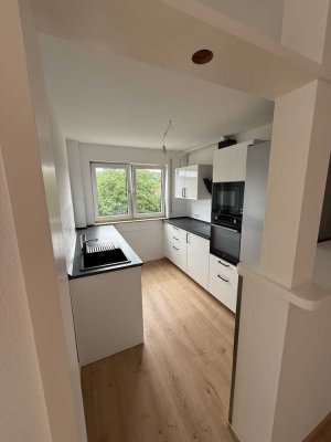 Erstbezug nach Sanierung: Helle 3,5-Zimmer-Wohnung mit EBK und Balkon in Ludwigsburg